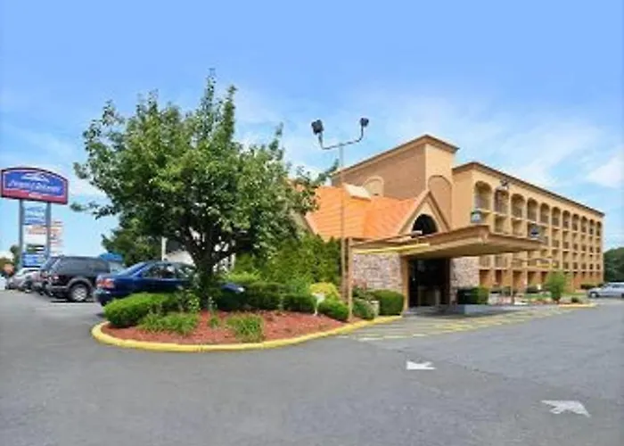Howard Johnson By Wyndham Clifton Nj